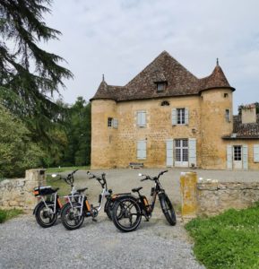 Vélos à assistance électrique garés devant le Château de Sabazan